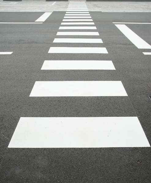 Weiße Linien Kreuzungen Auf Der Straße — Stockfoto