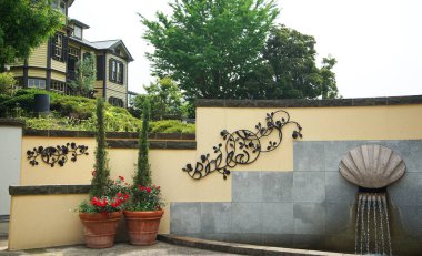 Batı tarzı bahçe dekorasyonu ve çeşme.                               