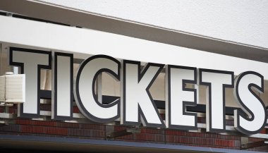 Bilet gişesinde İngilizce mektup imzala.                               