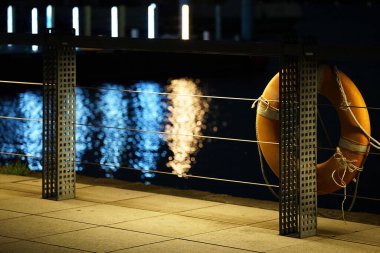  Limanın renkli, aydınlık gece manzarası                              