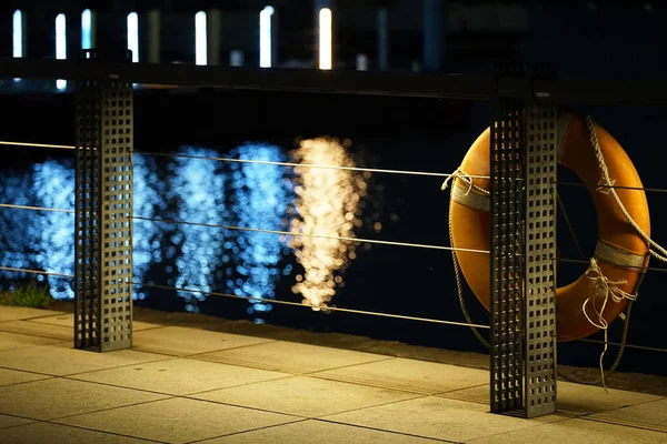  Limanın renkli, aydınlık gece manzarası                              