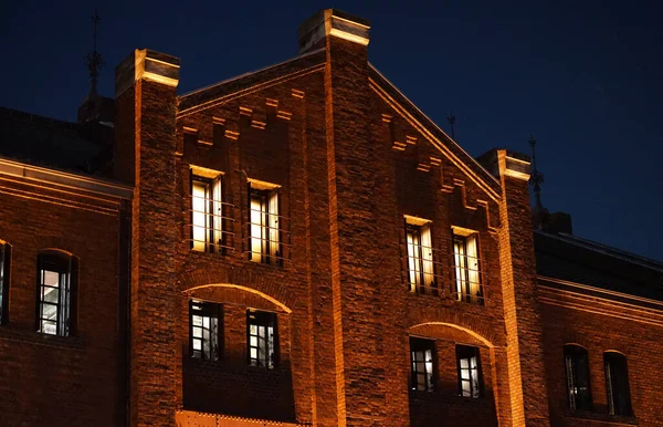 Vista Noturna Antigo Edifício Tijolos Com Janelas Iluminadas — Fotografia de Stock