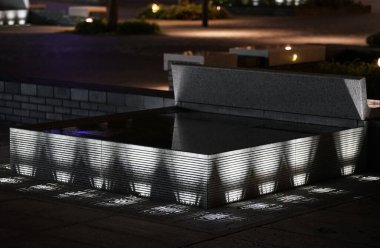 Kasaba meydanındaki aydınlık bankların gece görüşü                               