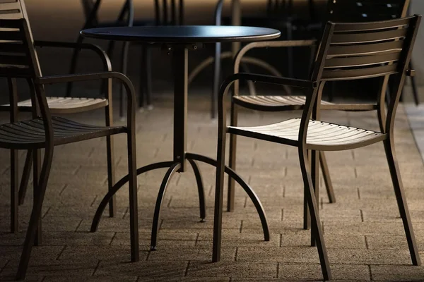Gece Manzaralı Kafeterya Masaları Sandalyeler — Stok fotoğraf