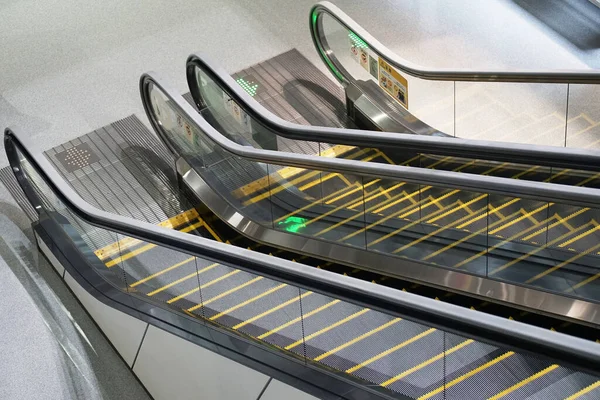 Şehrin irtibat koridorunda yürüyen merdivenler var.                                