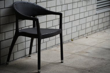  Sandalyeler dışarıdaki binanın girişine kurulmuş.                              