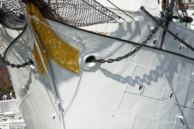 Limana demir atmış bir yelkenli gemisinin pruvası                               