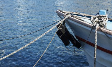  Güneşli bir günde limanda halatlarla demirlenmiş tekneler.                              