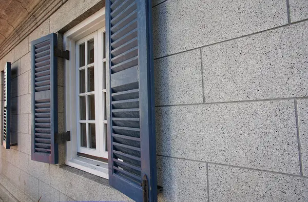 Blaue Holzläden Den Fenstern Des Hauses — Stockfoto