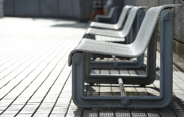  Güneşli bir günde meydanda bir bank                              