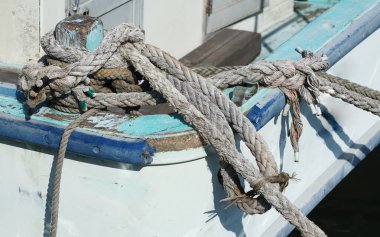 Limana demirlemiş ahşap gemiler için halat.                               