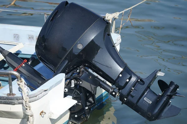 Motore Fuoribordo Nero Collegato Una Barca Nel Porto — Foto Stock