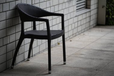 Sandalyeler binanın duvarının yanındaki koridora yerleştirildi.                               