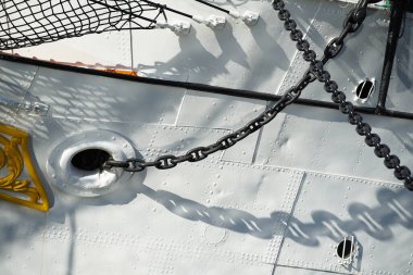  Limanda demirli beyaz bir yelkenlinin pruvası                              