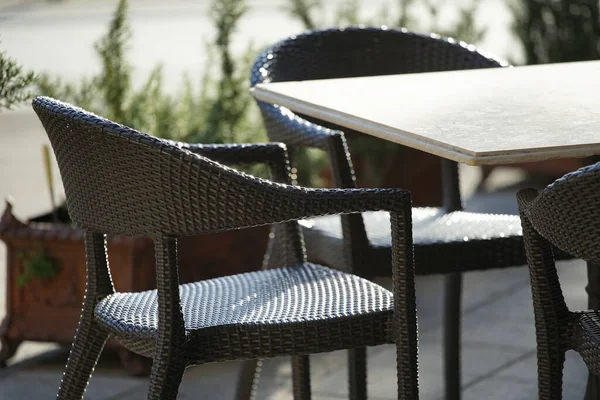 Kafe sandalyelerinin ve masaların tek renkli tonları                               