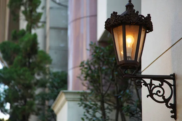 Lichter Erleuchten Die Stadt Den Wänden Des Gebäudes — Stockfoto