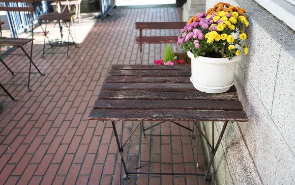 Virágdíszek Díszítik Asztalokat Egy Utcai Kávézó — Stock Fotó