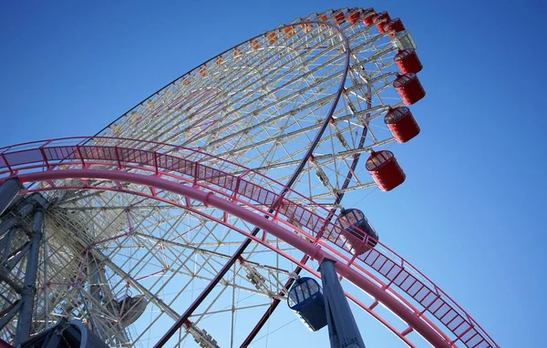 Céu Azul Parque Diversões Ferris Wheel Roller Coaster Rail Building — Fotografia de Stock