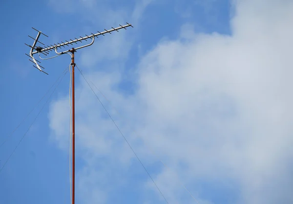 Antena Telewizyjna Dachu Budynku Słoneczny Dzień — Zdjęcie stockowe