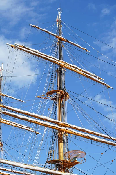 Albero Veliero Ancorato Nel Porto Una Giornata Sole — Foto Stock