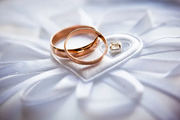 Anillos de boda de oro — Foto de Stock