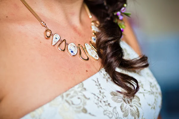 Adorno en el cuello de la novia joven — Foto de Stock