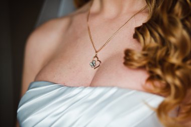 Gelinin boyun süsleme