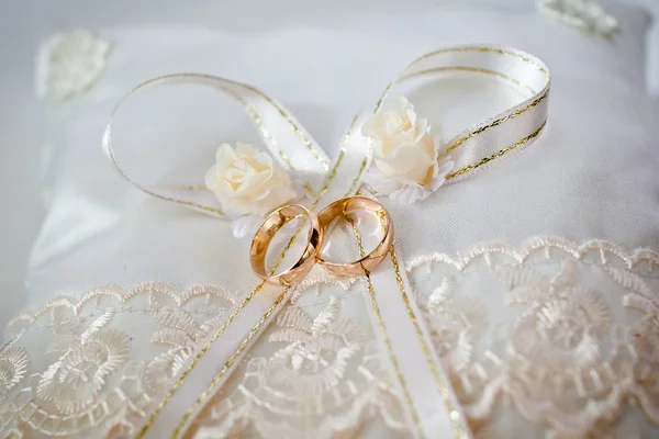 Gold wedding rings — Stock Photo, Image