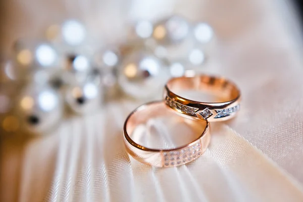 Anillos de boda de oro — Foto de Stock