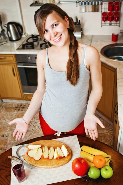 Mujer embarazada en la cocina — Foto de Stock