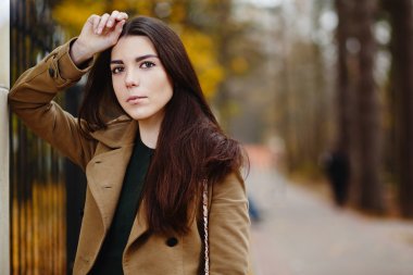 güzel, zarif bir kadın. Sonbahar