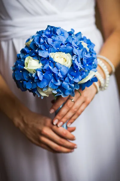 Sposa con bouquet — Foto Stock