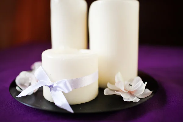 Kerzen, weiße Fliederblume — Stockfoto
