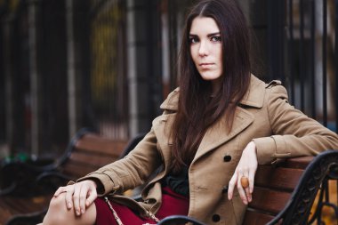 güzel, zarif bir kadın. Sonbahar