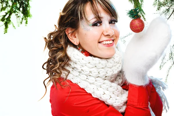 Chica sosteniendo la bola de Navidad — Foto de Stock