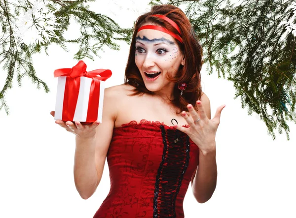 Mujer con regalo envuelta en papel blanco — Foto de Stock