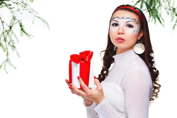 Mujer con regalo envuelta en papel blanco — Foto de Stock