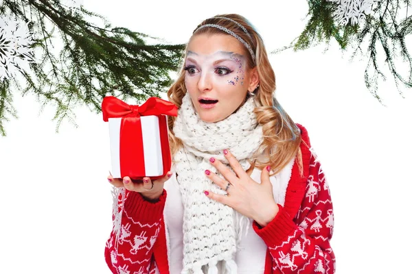 Vrouw met heden verpakt in wit papier — Stockfoto