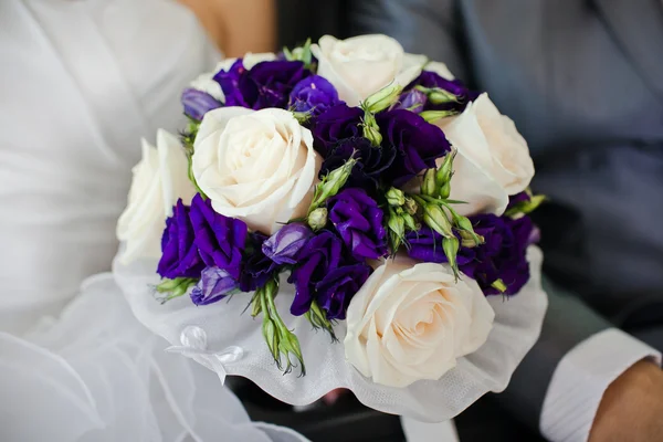 Sposa con bouquet — Foto Stock