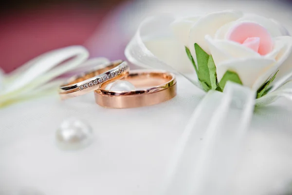 Anéis de casamento de ouro — Fotografia de Stock