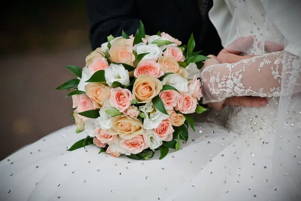 Mariée avec bouquet — Photo