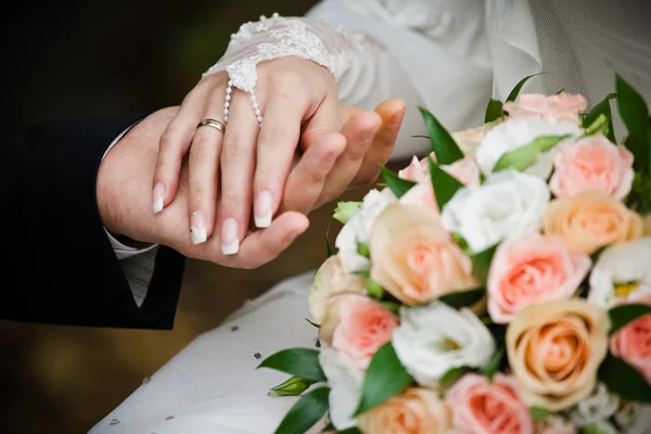 Sposa con bouquet — Foto Stock