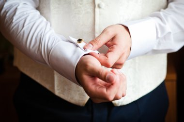 kol düğmesi koyarak