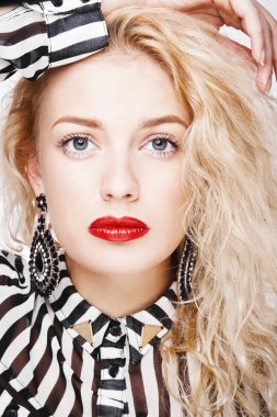 renkli makyaj ile sarışın kadın