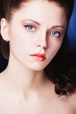 Renkli makyajlı kadın.