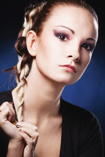 Mujer con maquillaje colorido — Foto de Stock