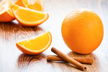 Turuncu meyve segment ve tarçın çubukları