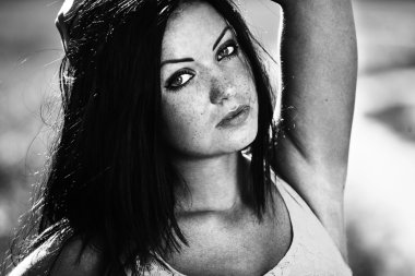 Dışarıdaki genç kadın portresi..