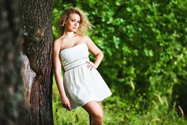 Modeporträt einer jungen sinnlichen Frau im Garten. — Stockfoto