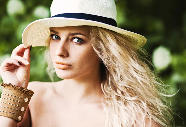 Ritratto di una bella ragazza con il cappello — Foto Stock